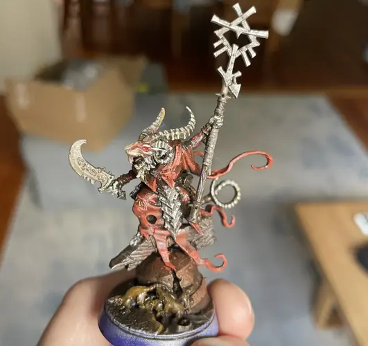 The various reds on the cloth blend easily into one another thanks to the oils.